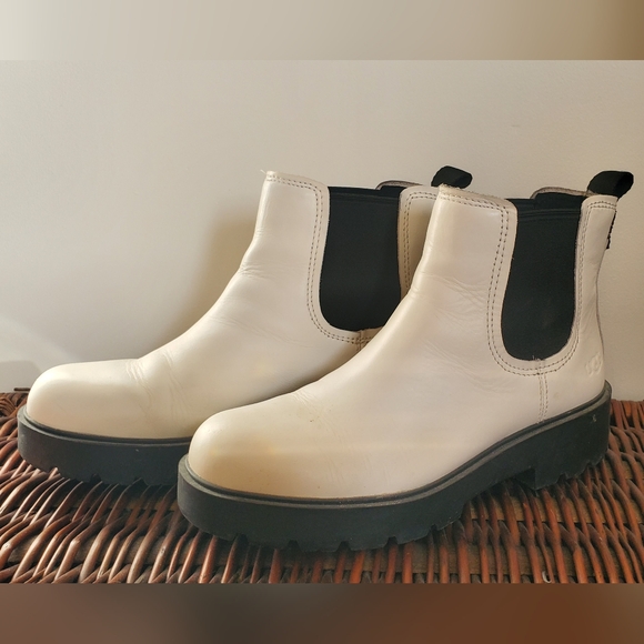 UGG Chelsea Boots - white - Size 10 - Picture 1 of 3